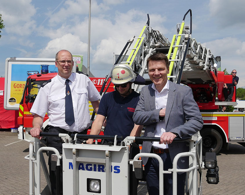 Der Bürgermeister der Stadt Voerde lässt es sich nicht nehmen einmal selbst mit der Drehleiter zu fahren