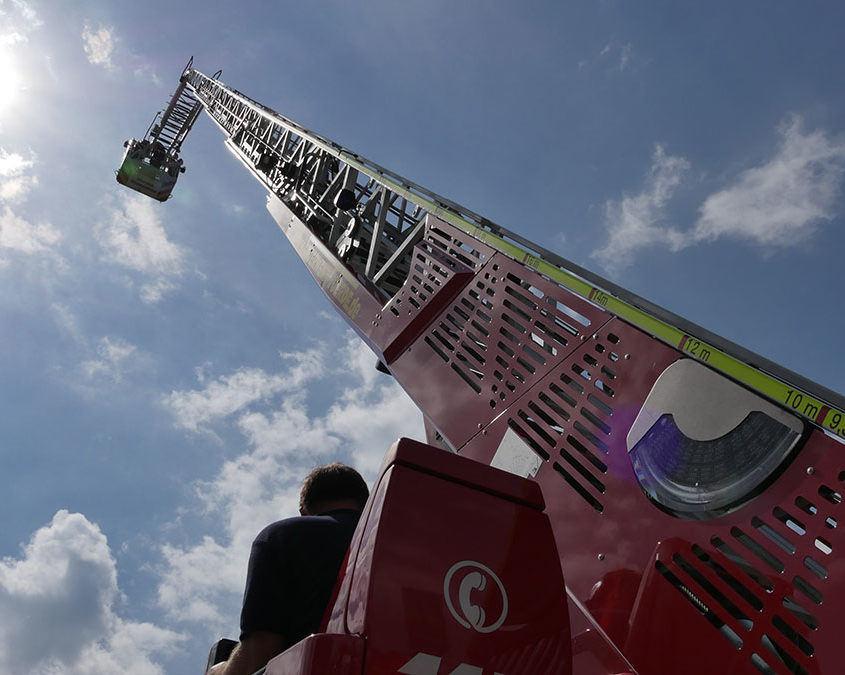 Die Drehleiter der Feuerwehr Voerde auf dem Maifest der Grenzstrasse