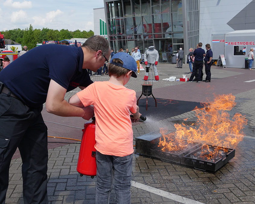 Das Löschen eines Feuers mit einem Feuerlöscher