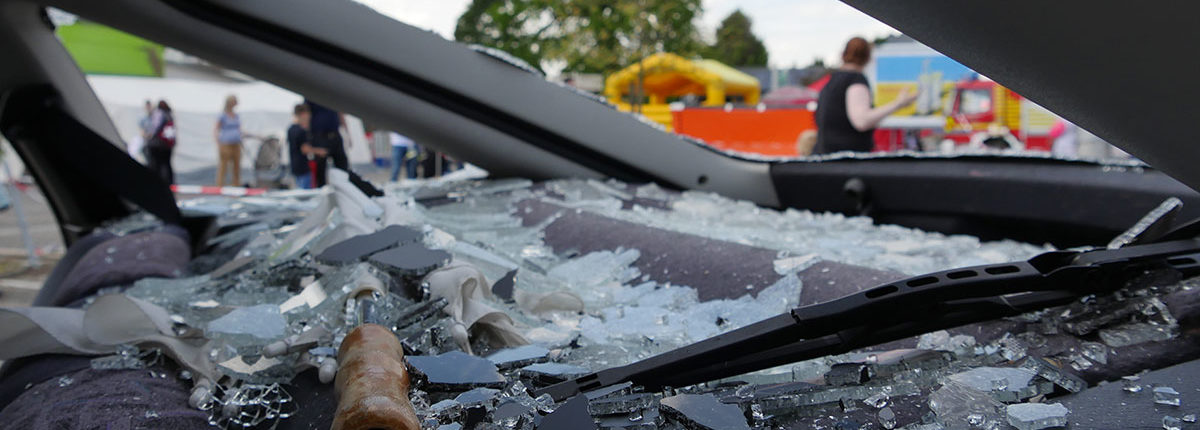 Blick aus dem "Unfallfahrzeug" auf das Ausstellungsgelände