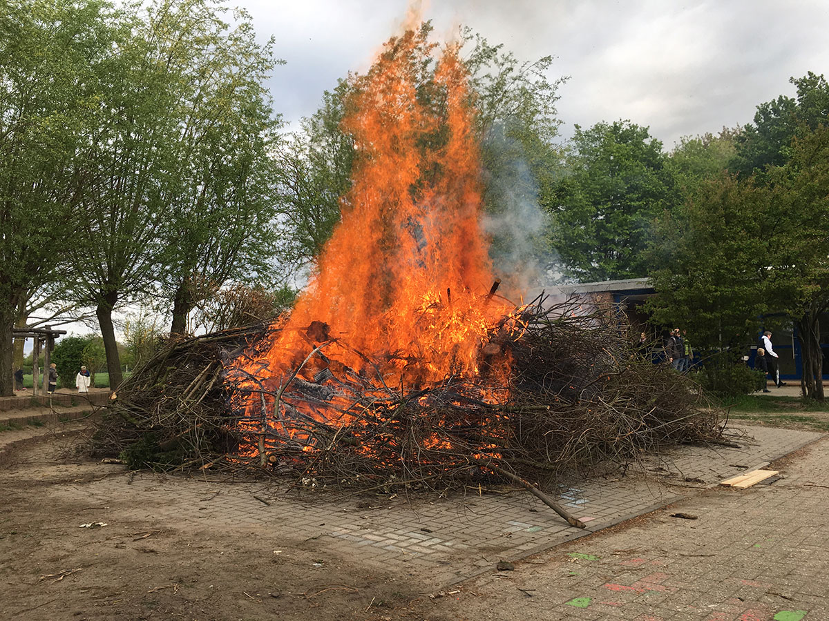 Das Osterfeuer 2017 auf dem Schulhof der Astrid Lindgren Grundschule in Spellen